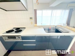 ～使い勝手の良いシステムキッチン～
・料理がしやすい設計のキッチンでお料理もはかどりますね。
・もちろんキッチン下部は収納になっておりますので、フライパンなども収納可能です。
