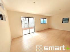 ～穏やかな陽の入るＬＤＫ～
・大きな窓のあるＬＤＫは陽当りも良好で明るい空間となっております。
・ご家族団らんなど過ごす時間の多いＬＤＫが明るいのは嬉しいポイントですね。
(２号棟)