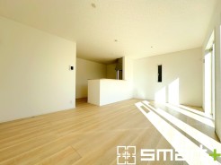 ～穏やかな陽の入るＬＤＫ～
・大きな窓のあるＬＤＫは陽当りも良好で明るい空間となっております。
・ご家族団らんなど過ごす時間の多いＬＤＫが明るいのは嬉しいポイントですね。
