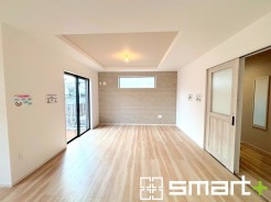 ～余裕の空間が広がるＬＤＫ～
・１９.５帖あるＬＤＫはご家族団らんのお時間を余裕の広さで演出してくれます。
・ご内覧の際は家具の配置などもイメージしながらご覧くださいませ。
