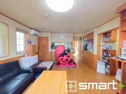 ～ナチュラルな色彩のＬＤＫ～
・自然な風合いの色味で纏められたＬＤＫは家具のコーディネートもしやすくなっております。
・どんなインテリアにするか、考えるだけでも楽しくなりますね。
