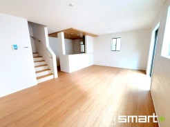 ～余裕の空間が広がるＬＤＫ～
・１８帖あるＬＤＫはご家族団らんのお時間を余裕の広さで演出してくれます。
・ご内覧の際は家具の配置などもイメージしながらご覧くださいませ。
