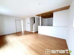 ～穏やかな陽の入るＬＤＫ～
・大きな窓のあるＬＤＫは陽当りも良好で明るい空間となっております。
・ご家族団らんなど過ごす時間の多いＬＤＫが明るいのは嬉しいポイントですね。
