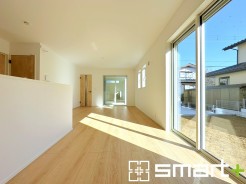 ～穏やかな陽の入るＬＤＫ～
・大きな窓のあるＬＤＫは陽当りも良好で明るい空間となっております。
・ご家族団らんなど過ごす時間の多いＬＤＫが明るいのは嬉しいポイントですね。
