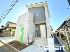 ～スタイリッシュな外観～
・白とグレーのコントラストが美しく落ち着きのあるデザインの外観となっております。
・クラシカルな印象で高級感もあり落ち着いた雰囲気に仕上げております。