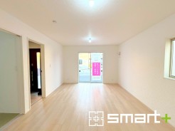 ～穏やかな陽の入るＬＤＫ～
・大きな窓のあるＬＤＫは陽当りも良好で明るい空間となっております。
・ご家族団らんなど過ごす時間の多いＬＤＫが明るいのは嬉しいポイントですね。
