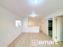 ～家族団らんにピッタリの広々リビング～
・穏やかな陽だまりに包まれる居心地の良いＬＤＫは、ご家族が集まる憩いのスペースに。
・隣接の和室を続き間として利用すれば２０帖超の広々空間になります。
