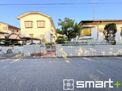 ～閑静な住宅街の立地～
・周辺は閑静な住宅街となっておりますので、静かな暮らしをご実現いただけます。
・前面道路の交通量も多くないので、小さなお子様がいるご家庭でもご安心ですね。
