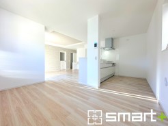 ～穏やかな陽の入るＬＤＫ～
・大きな窓のあるＬＤＫは陽当りも良好で明るい空間となっております。
・ご家族団らんなど過ごす時間の多いＬＤＫが明るいのは嬉しいポイントですね。

