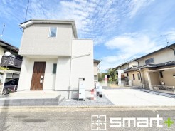 ～明るさを感じる外観～
・外壁は２トーンカラーを採用し、デザイン性に優れた見た目となっております。
・帰宅した際にホッと感じるような飽きのこない外観。ぜひ現地でご確認くださいませ。
