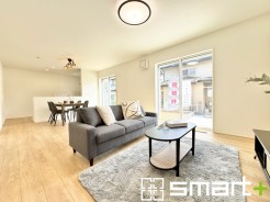 ～穏やかな陽の入るＬＤＫ～
・大きな窓のあるＬＤＫは陽当りも良好で明るい空間となっております。
・ご家族団らんなど過ごす時間の多いＬＤＫが明るいのは嬉しいポイントですね。
