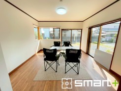 ～穏やかな陽の入るＬＤＫ～
・大きな窓のあるＬＤＫは陽当りも良好で明るい空間となっております。
・ご家族団らんなど過ごす時間の多いＬＤＫが明るいのは嬉しいポイントですね。
