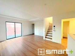 ～ナチュラルな色彩のＬＤＫ～
・自然な風合いの色味で纏められたＬＤＫは家具のコーディネートもしやすくなっております。
・どんなインテリアにするか、考えるだけでも楽しくなりますね。
