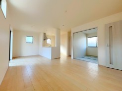 ～自然な風合いの洋室～
・ナチュラルな色彩で纏められた洋室は家具のコーディネートもしやすくなっております。
・どんな家具にするか考えるだけでも楽しくなってきますね。
(2号棟)