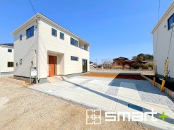 ～シンプルかつオシャレな白い外観～
・外壁をホワイトカラーにする事でクラシカルな印象の外観になりますね。
・高級感も出るので毎日家に帰るのが誇らしくなります。ぜひ現地でご確認くださいませ。
