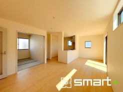 ～家族団らんにピッタリの広々リビング～
・自然の光が降り注ぐ明るいLDKは家族団らんにピッタリ。
・隣接の和室を続き間として利用すれば２０帖超の広々空間になります。