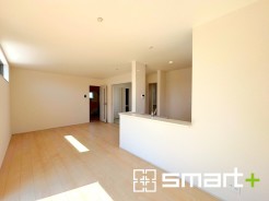 ～窓からはたっぷりの陽光～
・穏やかな陽だまりに包まれる居心地の良いＬＤＫは、ご家族が自然と集まる憩いのスペースに。
・家事をしながらご家族との会話が楽しめる人気のカウンターキッチンも魅力。