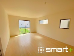 ～穏やかな陽の入るＬＤＫ～
・大きな窓のあるＬＤＫは陽当りも良好で明るい空間となっております。
・ご家族団らんなど過ごす時間の多いＬＤＫが明るいのは嬉しいポイントですね。
