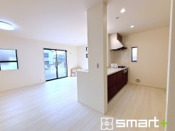 ～窓からはたっぷりの陽光～
・穏やかな陽だまりに包まれる居心地の良いＬＤＫは、ご家族が自然と集まる憩いのスペースに。
・料理と洗濯、片付けなど並行して家事を進める時に便利な回遊動線。
