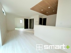 ～穏やかな陽の入るＬＤＫ～
・大きな窓のあるＬＤＫは陽当りも良好で明るい空間となっております。
・ご家族団らんなど過ごす時間の多いＬＤＫが明るいのは嬉しいポイントですね。
