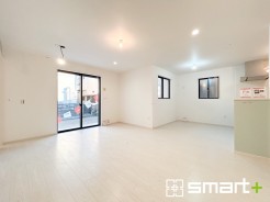 ～穏やかな陽の入るＬＤＫ～
・大きな窓のあるＬＤＫは陽当りも良好で明るい空間となっております。
・ご家族団らんなど過ごす時間の多いＬＤＫが明るいのは嬉しいポイントですね。
