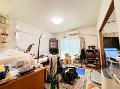 ～穏やかな陽の入るＬＤＫ～
・大きな窓のあるＬＤＫは陽当りも良好で明るい空間となっております。
・ご家族団らんなど過ごす時間の多いＬＤＫが明るいのは嬉しいポイントですね。
