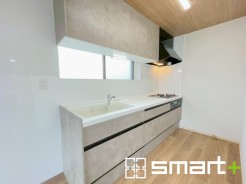 ～リビングを有効活用～
・キッチンは対面式ではなく壁側にございますので、お部屋の中の空間を有効活用できます。
・現地ではぜひ家具の配置などもイメージしながらご見学くださいませ。
