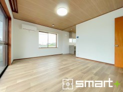 ～穏やかな陽の入るＬＤＫ～
・大きな窓のあるＬＤＫは陽当りも良好で明るい空間となっております。
・ご家族団らんなど過ごす時間の多いＬＤＫが明るいのは嬉しいポイントですね。
