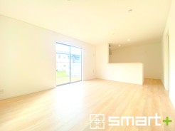 ～穏やかな陽の入るＬＤＫ～
・大きな窓のあるＬＤＫは陽当りも良好で明るい空間となっております。
・ご家族団らんなど過ごす時間の多いＬＤＫが明るいのは嬉しいポイントですね。
