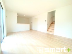 ～余裕の空間が広がるＬＤＫ～
・16.5帖あるＬＤＫはご家族団らんのお時間を余裕の広さで演出してくれます。
・ご内覧の際は家具の配置などもイメージしながらご覧くださいませ。
