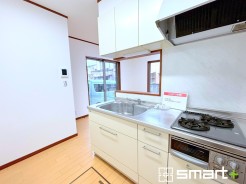 ～使い勝手の良いシステムキッチン～
・料理がしやすい設計のキッチンでお料理もはかどりますね。
・もちろんキッチン下部は収納になっておりますので、フライパンなども収納可能です。
