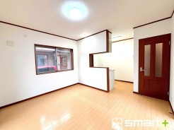 ～穏やかな陽の入るＬＤＫ～
・大きな窓のあるＬＤＫは陽当りも良好で明るい空間となっております。
・ご家族団らんなど過ごす時間の多いＬＤＫが明るいのは嬉しいポイントですね。
