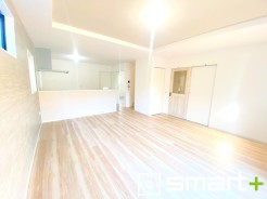 ～余裕の空間が広がるＬＤＫ～
・１８.２帖あるＬＤＫはご家族団らんのお時間を余裕の広さで演出してくれます。
・ご内覧の際は家具の配置などもイメージしながらご覧くださいませ。
