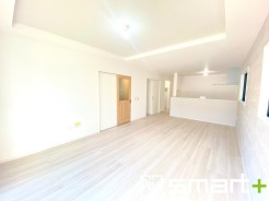 ～余裕の空間が広がるＬＤＫ～
・２０帖あるＬＤＫはご家族団らんのお時間を余裕の広さで演出してくれます。
・ご内覧の際は家具の配置などもイメージしながらご覧くださいませ。
