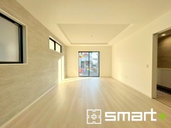 ～穏やかな陽の入るＬＤＫ～
・大きな窓のあるＬＤＫは陽当りも良好で明るい空間となっております。
・ご家族団らんなど過ごす時間の多いＬＤＫが明るいのは嬉しいポイントですね。
