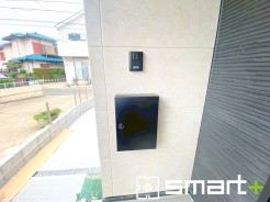 ～宅配ボックスを標準装備～
・ネットショッピングが当たり前になった今の時代に嬉しい宅配ボックスを標準装備。
・お仕事や外出の際もお荷物の受取が可能です。
