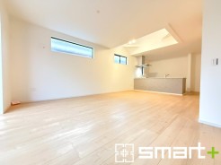 ～余裕の空間が広がるＬＤＫ～
・２２帖あるＬＤＫはご家族団らんのお時間を余裕の広さで演出してくれます。
・ご内覧の際は家具の配置などもイメージしながらご覧くださいませ。
