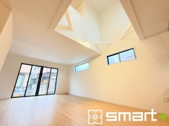 ～吹抜けのあるＬＤＫ～
・ＬＤＫに吹抜けを配する事で縦への空間が生まれ、開放感のある広々とした仕様に。
・ご来客の際なども自慢できるような高級仕様のＬＤＫとなっております。
