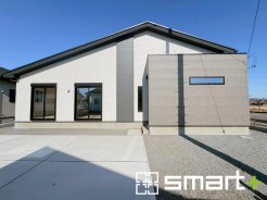 ～平屋で快適な暮らし～
・ワンフロアで開放的な空間が広がる平屋。生活動線がスムーズでご家族とのコミュニケーションも増えますね。
・将来的にもバリアフリー対応がしやすい間取りプランです。
