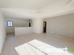 ～窓からはたっぷりの陽光～
・ご家族みんながゆったり寛げる広々としたリビングは、窓からたっぷりの陽光が差し込む明るい空間。
・オシャレなアクセントクロスでシンプルなお部屋もメリハリのある空間に。