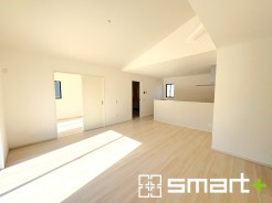 ～穏やかな陽の入るＬＤＫ～
・大きな窓のあるＬＤＫは陽当りも良好で明るい空間となっております。
・ご家族団らんなど過ごす時間の多いＬＤＫが明るいのは嬉しいポイントですね。
