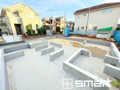 ～ベタ基礎でしっかりとした土台～
・コンクリートの中に鉄筋を配し強度を高めた「ベタ基礎」を採用。
・しっかりとした土台を造ったうえで、その上に建物が築造されていきます。
