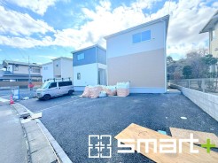 ～明るさを感じる外観～
・外壁は２トーンカラーを採用し、デザイン性に優れた見た目となっております。
・帰宅した際にホッと感じるような飽きのこない外観。ぜひ現地でご確認くださいませ。
