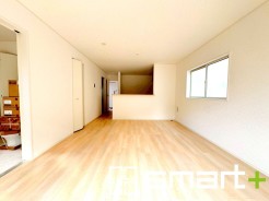 ～家族団らんにピッタリの広々リビング～
・自然の光が降り注ぐ明るいLDKは家族団らんにピッタリ。
・隣接の和室を続き間として利用すれば２２帖超の広々空間になります。