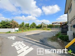 ～閑静な住宅街の立地～
・周辺は閑静な住宅街となっておりますので、静かな暮らしをご実現いただけます。
・前面道路の交通量も多くないので、小さなお子様がいるご家庭でもご安心ですね。
