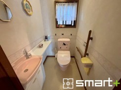 ～やはり便利なタンク式トイレ～
・最近はタンクレストイレもございますが、タンク式の場合は停電時もお水を流すことが可能。
・故障時なども比較的費用が安くなるなど、メリットが多くなります。
