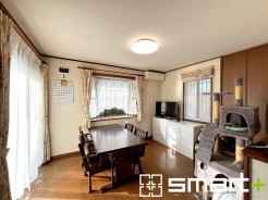 ～使い勝手の良いシステムキッチン～
・料理がしやすい設計のキッチンでお料理もはかどりますね。
・もちろんキッチン下部は収納になっておりますので、フライパンなども収納可能です。
