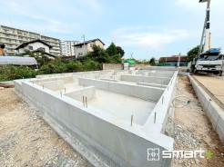 ～ベタ基礎でしっかりとした土台～
・コンクリートの中に鉄筋を配し強度を高めた「ベタ基礎」を採用。
・しっかりとした土台を造ったうえで、その上に建物が築造されていきます。
