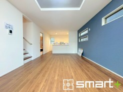 ～穏やかな陽の入るＬＤＫ～
・大きな窓のあるＬＤＫは陽当りも良好で明るい空間となっております。
・ご家族団らんなど過ごす時間の多いＬＤＫが明るいのは嬉しいポイントですね。
