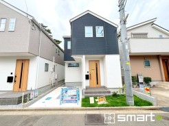 ～スタイリッシュな外観～
・重厚感のあるネイビーと清潔感のあるホワイトの組み合わせが、洗練されたクールな雰囲気を醸し出しています。
・すっきりと洗練された印象のお住まいになりますね。
(１号棟)